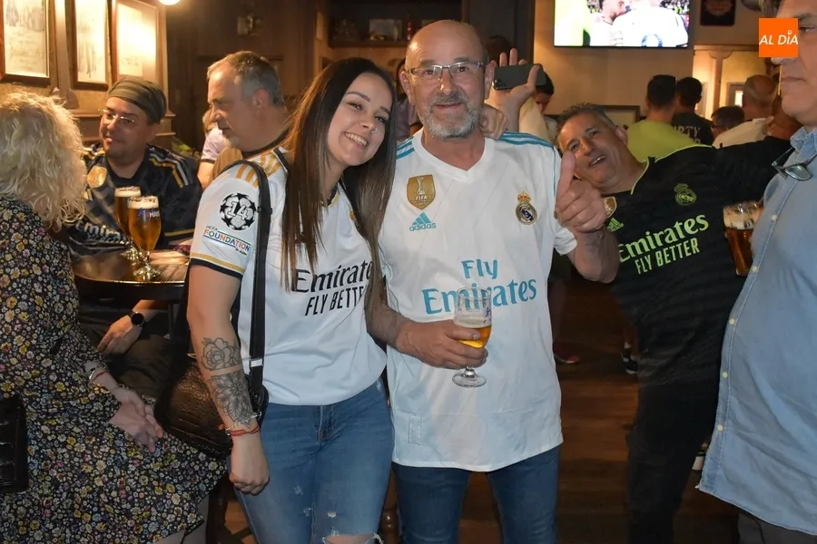 Foto 2 - Once madridistas se meten en la fuente del &Aacute;rbol Gordo para festejar la Champions