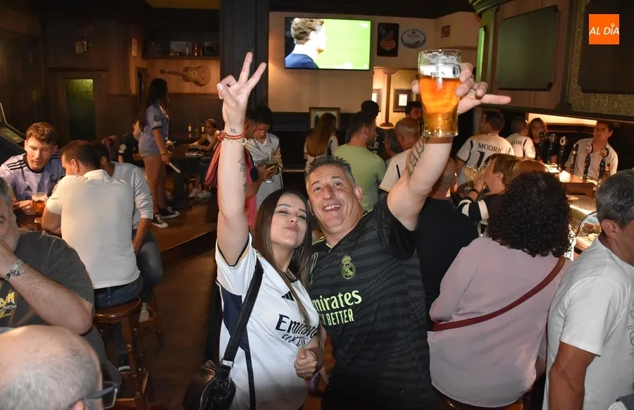 Foto 3 - Once madridistas se meten en la fuente del &Aacute;rbol Gordo para festejar la Champions
