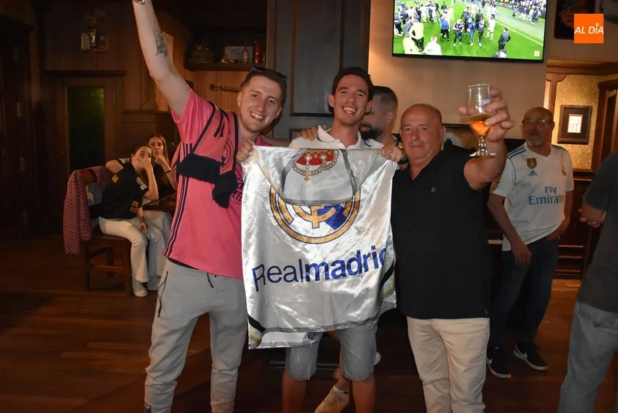 Foto 4 - Once madridistas se meten en la fuente del &Aacute;rbol Gordo para festejar la Champions