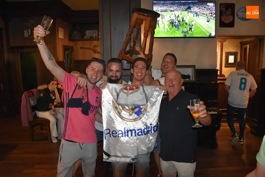 Foto 5 - Once madridistas se meten en la fuente del &Aacute;rbol Gordo para festejar la Champions