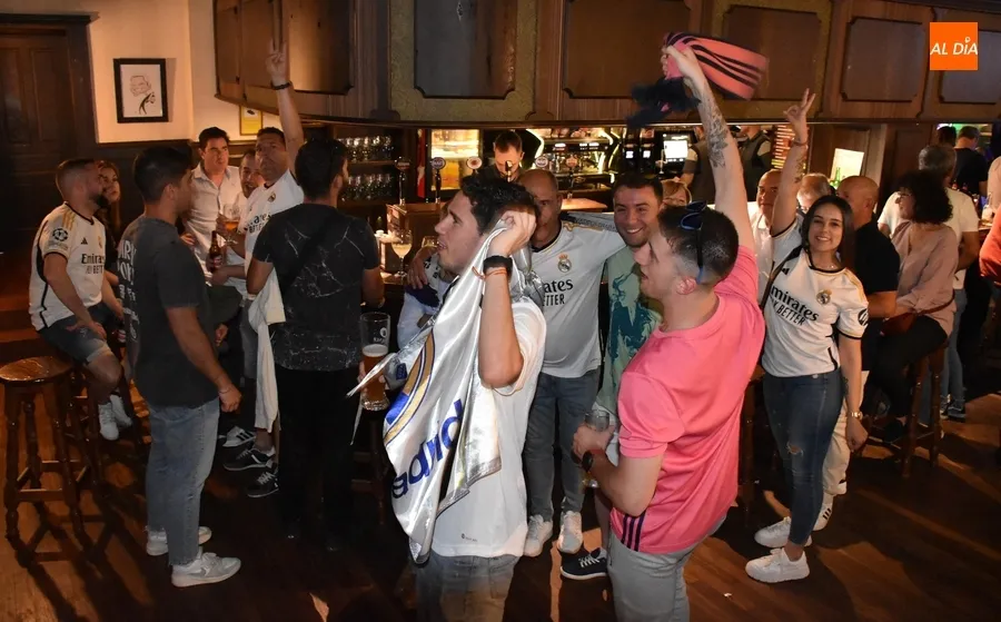 Foto 7 - Once madridistas se meten en la fuente del &Aacute;rbol Gordo para festejar la Champions
