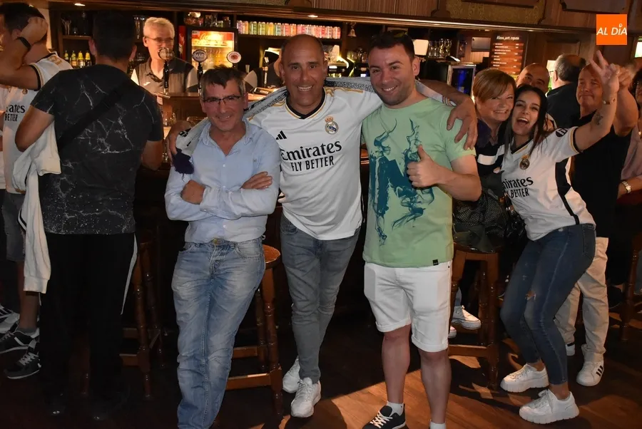 Foto 8 - Once madridistas se meten en la fuente del &Aacute;rbol Gordo para festejar la Champions