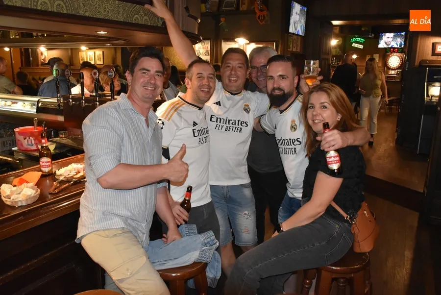 Foto 9 - Once madridistas se meten en la fuente del &Aacute;rbol Gordo para festejar la Champions