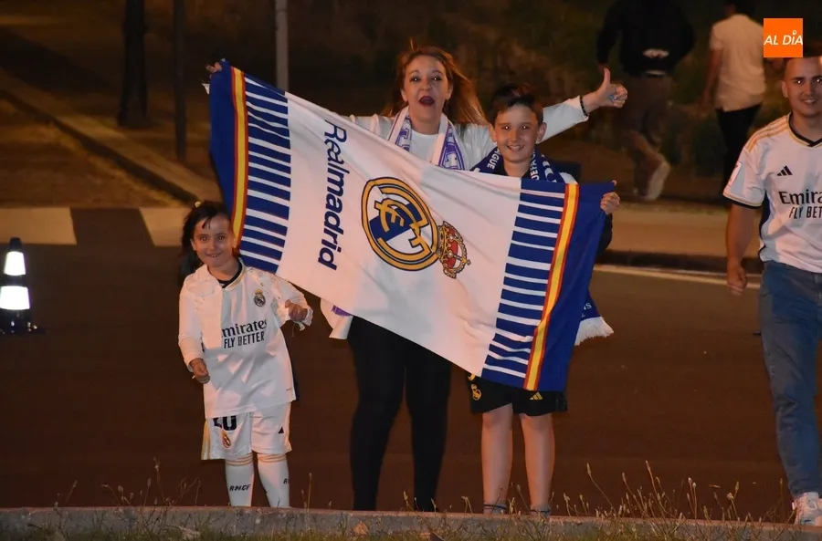 Foto 11 - Once madridistas se meten en la fuente del &Aacute;rbol Gordo para festejar la Champions
