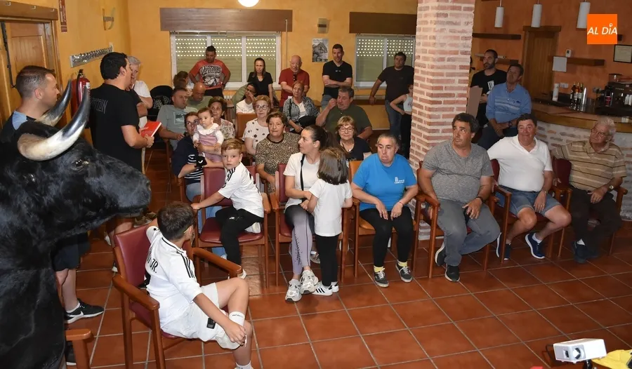 Foto 4 - El Barrio Nuevo contar&aacute; con una vaca y dos novillos en sus fiestas, que pregonar&aacute; Juanjo Carruelas