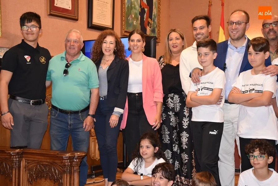 Foto 8 - Recibidos en la Casa Consistorial los alumnos de Dojo Kun que fueron al Torneo Nacional de Ju Jutsu