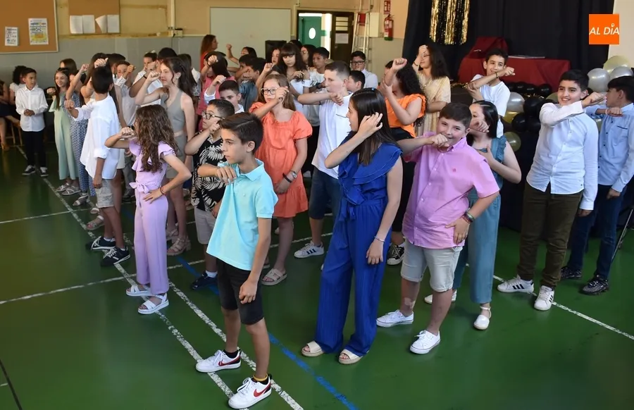 Foto 2 - Una generaci&oacute;n &ldquo;estupenda&rdquo; del Colegio San Francisco llega a la &lsquo;estaci&oacute;n de la graduaci&oacute;n&rsquo;