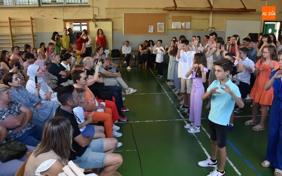 Foto 4 - Una generaci&oacute;n &ldquo;estupenda&rdquo; del Colegio San Francisco llega a la &lsquo;estaci&oacute;n de la graduaci&oacute;n&rsquo;