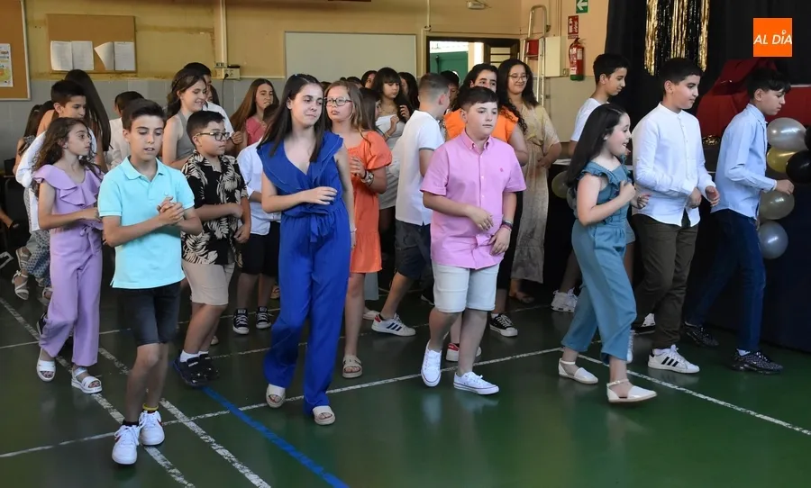 Foto 5 - Una generaci&oacute;n &ldquo;estupenda&rdquo; del Colegio San Francisco llega a la &lsquo;estaci&oacute;n de la graduaci&oacute;n&rsquo;