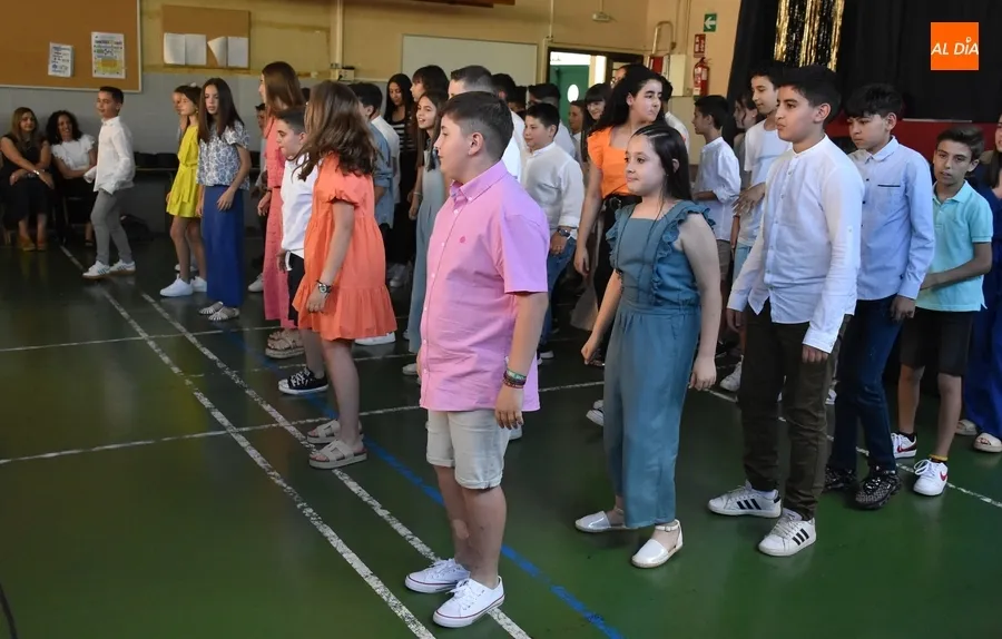 Foto 6 - Una generaci&oacute;n &ldquo;estupenda&rdquo; del Colegio San Francisco llega a la &lsquo;estaci&oacute;n de la graduaci&oacute;n&rsquo;