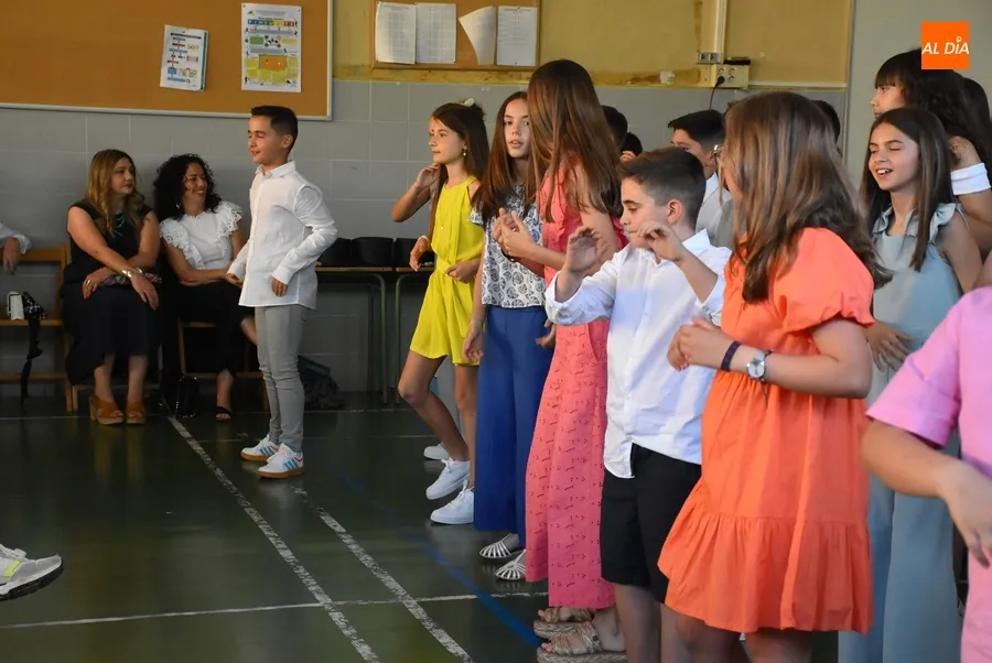Foto 7 - Una generaci&oacute;n &ldquo;estupenda&rdquo; del Colegio San Francisco llega a la &lsquo;estaci&oacute;n de la graduaci&oacute;n&rsquo;