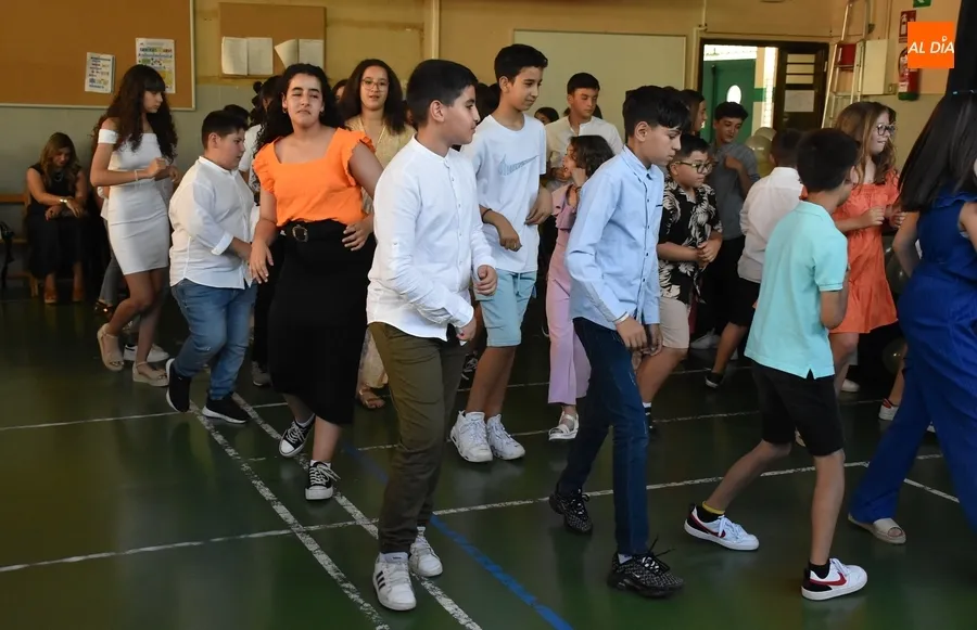 Foto 8 - Una generaci&oacute;n &ldquo;estupenda&rdquo; del Colegio San Francisco llega a la &lsquo;estaci&oacute;n de la graduaci&oacute;n&rsquo;