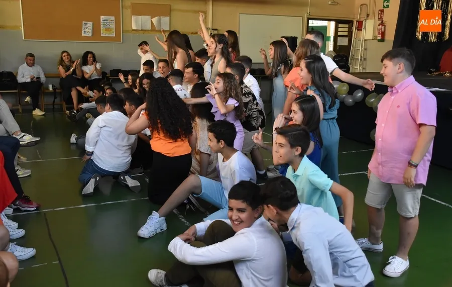 Foto 9 - Una generaci&oacute;n &ldquo;estupenda&rdquo; del Colegio San Francisco llega a la &lsquo;estaci&oacute;n de la graduaci&oacute;n&rsquo;