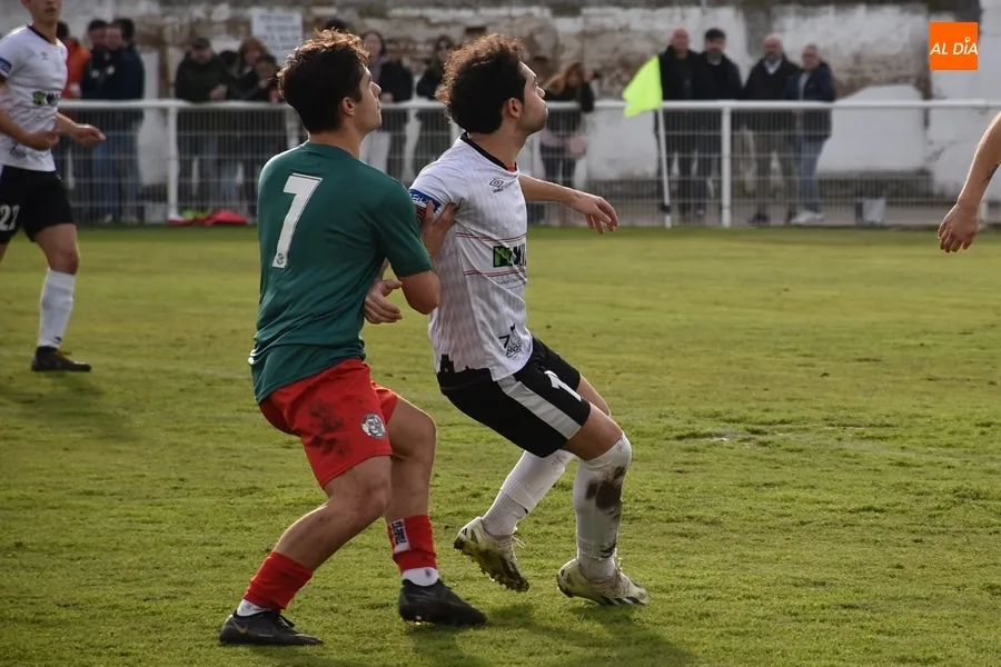 Foto 2 - &Aacute;lex Medina, nueva incorporaci&oacute;n del Ciudad Rodrigo CF, que tambi&eacute;n renueva a Sergi