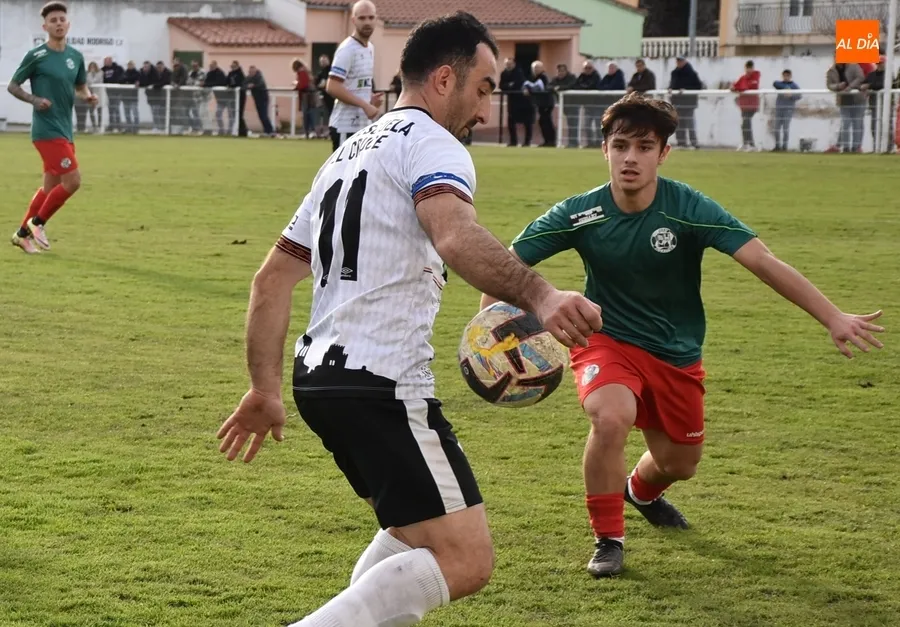 Foto 3 - &Aacute;lex Medina, nueva incorporaci&oacute;n del Ciudad Rodrigo CF, que tambi&eacute;n renueva a Sergi