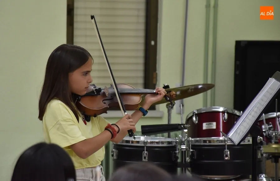 Foto 6 - Los alumnos de viol&iacute;n encabezan la &uacute;ltima semana del curso en la Escuela de M&uacute;sica