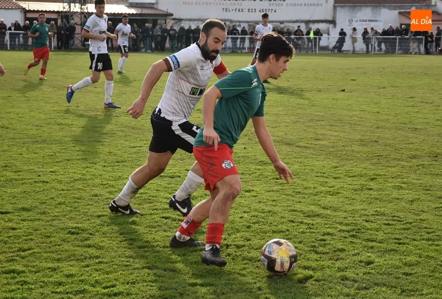 Foto 4 - &Aacute;lex Medina, nueva incorporaci&oacute;n del Ciudad Rodrigo CF, que tambi&eacute;n renueva a Sergi