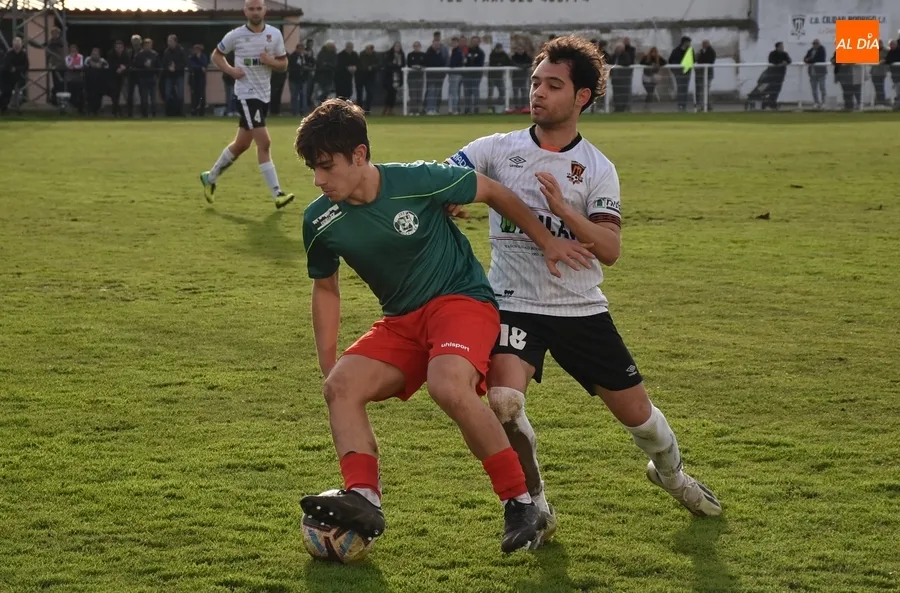 Foto 5 - &Aacute;lex Medina, nueva incorporaci&oacute;n del Ciudad Rodrigo CF, que tambi&eacute;n renueva a Sergi