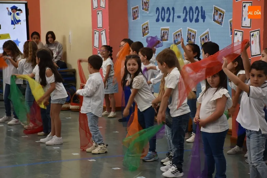 Foto 10 - Las &ldquo;estrellitas&rdquo; del Colegio Mir&oacute;briga dicen adi&oacute;s a Infantil ante sus emocionadas familias