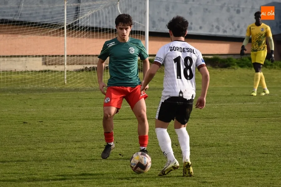 Foto 6 - &Aacute;lex Medina, nueva incorporaci&oacute;n del Ciudad Rodrigo CF, que tambi&eacute;n renueva a Sergi