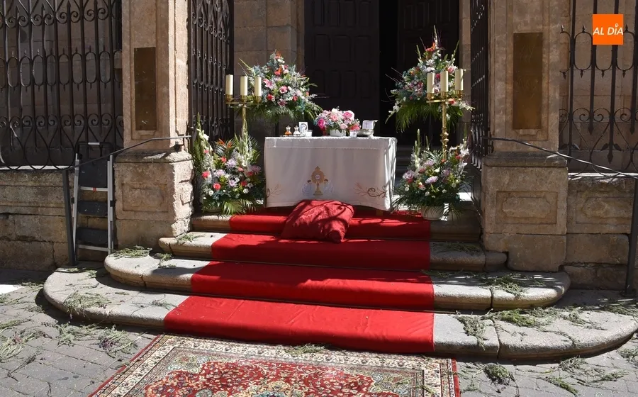 Foto 3 - Cerca de medio centenar de ni&ntilde;@s acompa&ntilde;a al Sant&iacute;simo en su tr&aacute;nsito por el recinto amurallado