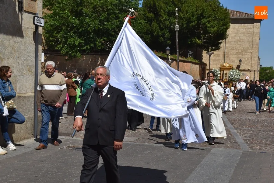Foto 4 - Cerca de medio centenar de ni&ntilde;@s acompa&ntilde;a al Sant&iacute;simo en su tr&aacute;nsito por el recinto amurallado