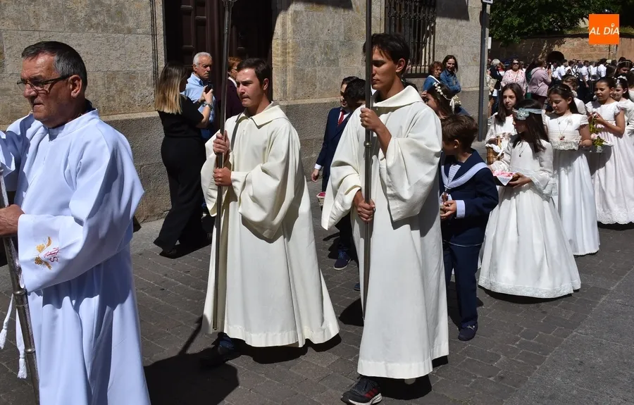 Foto 6 - Cerca de medio centenar de ni&ntilde;@s acompa&ntilde;a al Sant&iacute;simo en su tr&aacute;nsito por el recinto amurallado