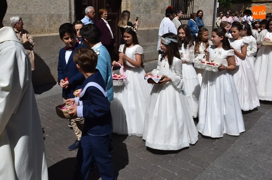 Foto 7 - Cerca de medio centenar de ni&ntilde;@s acompa&ntilde;a al Sant&iacute;simo en su tr&aacute;nsito por el recinto amurallado