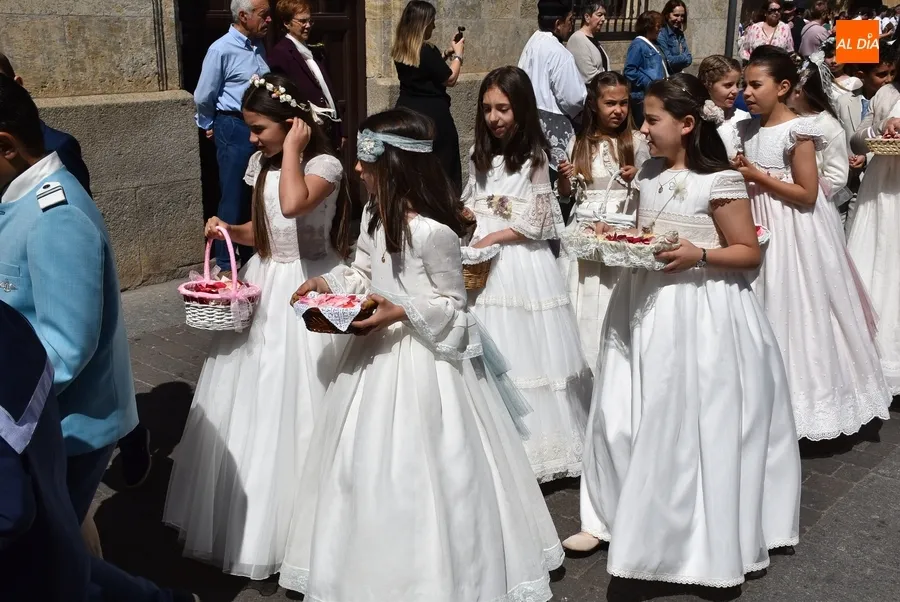 Foto 8 - Cerca de medio centenar de ni&ntilde;@s acompa&ntilde;a al Sant&iacute;simo en su tr&aacute;nsito por el recinto amurallado