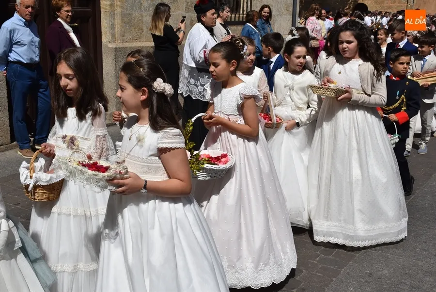 Foto 9 - Cerca de medio centenar de ni&ntilde;@s acompa&ntilde;a al Sant&iacute;simo en su tr&aacute;nsito por el recinto amurallado