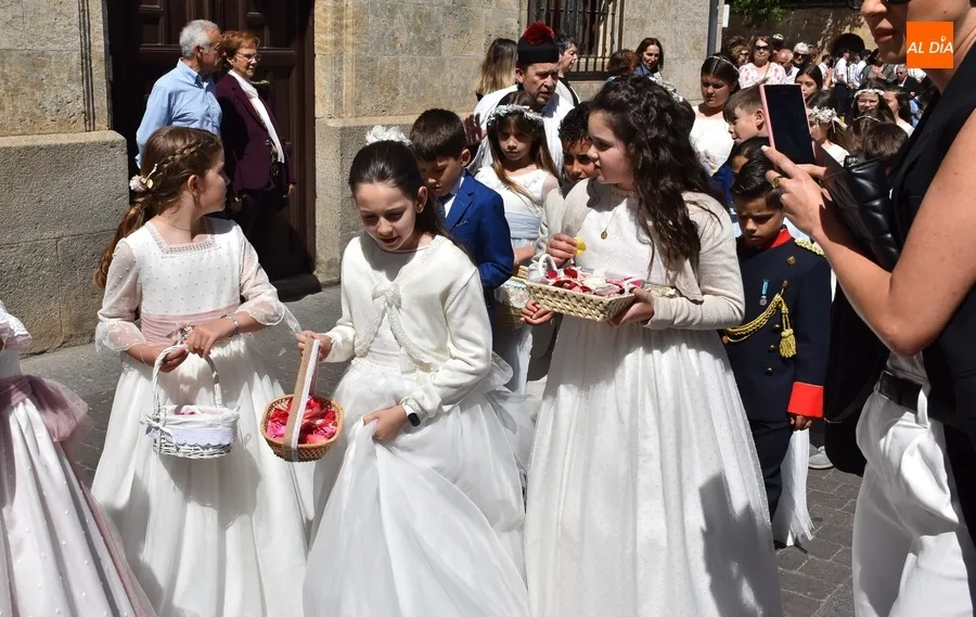 Foto 10 - Cerca de medio centenar de ni&ntilde;@s acompa&ntilde;a al Sant&iacute;simo en su tr&aacute;nsito por el recinto amurallado