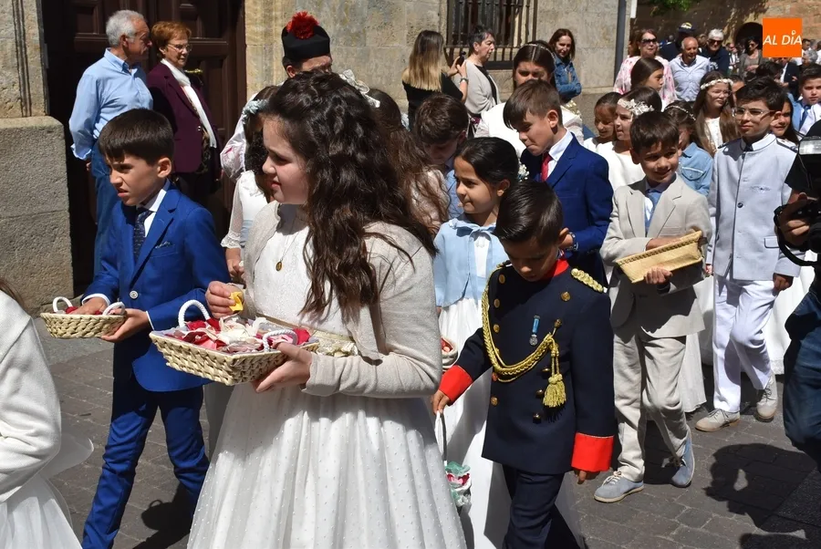 Foto 11 - Cerca de medio centenar de ni&ntilde;@s acompa&ntilde;a al Sant&iacute;simo en su tr&aacute;nsito por el recinto amurallado