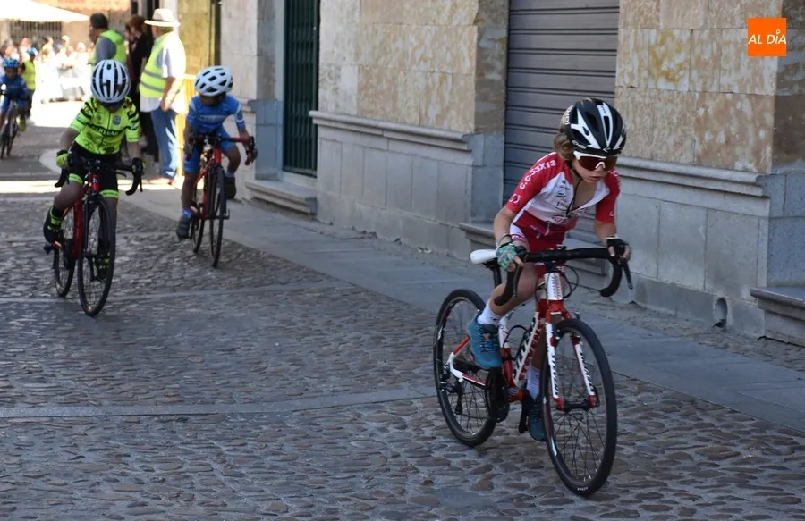 Foto 3 - Apasionante ma&ntilde;ana sobre dos ruedas para 140 jovenc&iacute;simos ciclistas por el entorno amurallado