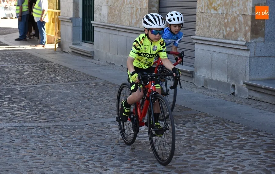 Foto 4 - Apasionante ma&ntilde;ana sobre dos ruedas para 140 jovenc&iacute;simos ciclistas por el entorno amurallado