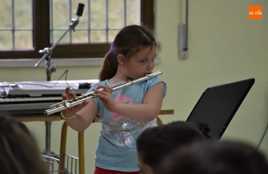 Foto 2 - Entretenida tarde en la Escuela de M&uacute;sica con los alumnos de flauta travesera y percusi&oacute;n