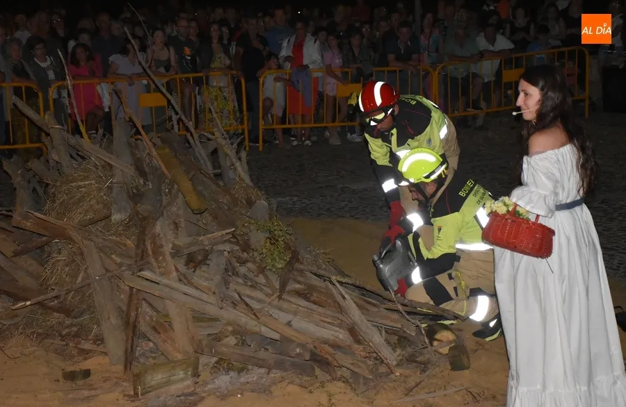 Foto 2 - Ciudad Rodrigo arroja sus deseos al fuego m&aacute;gico de San Juan como bienvenida al verano 2024