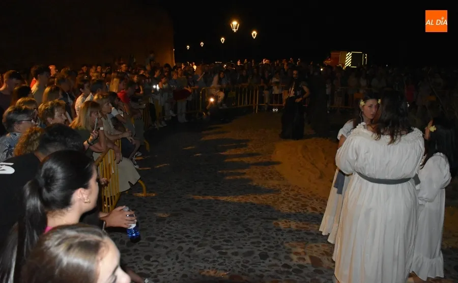 Foto 3 - Ciudad Rodrigo arroja sus deseos al fuego m&aacute;gico de San Juan como bienvenida al verano 2024