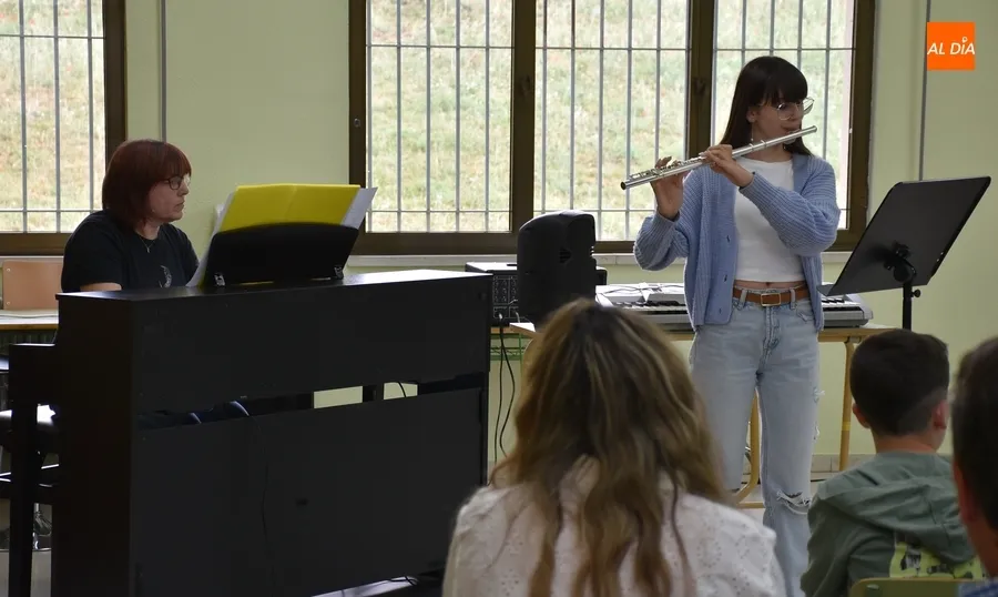 Foto 6 - Entretenida tarde en la Escuela de M&uacute;sica con los alumnos de flauta travesera y percusi&oacute;n