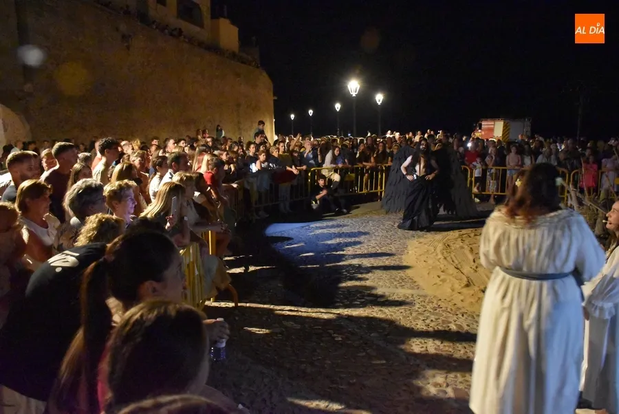 Foto 4 - Ciudad Rodrigo arroja sus deseos al fuego m&aacute;gico de San Juan como bienvenida al verano 2024