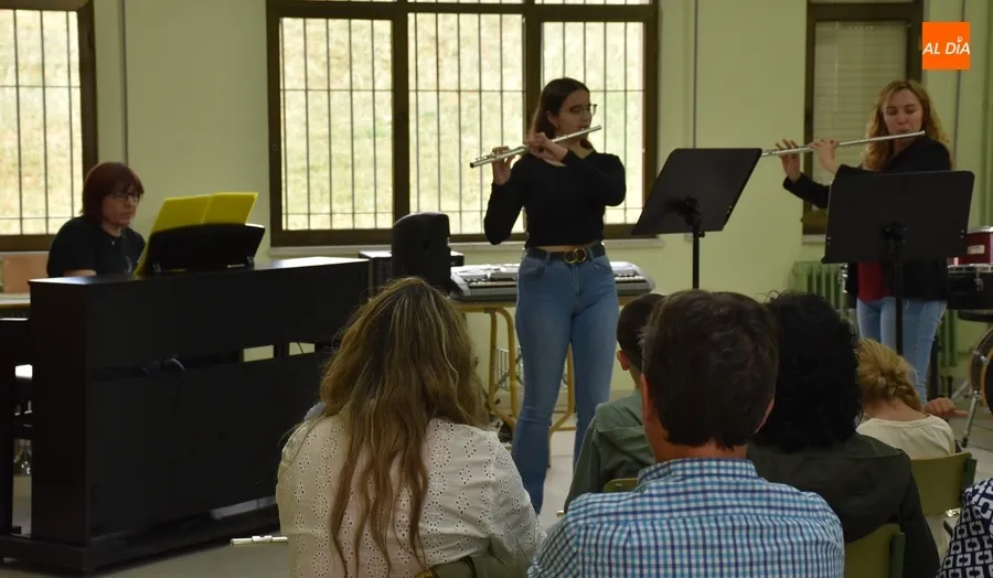 Foto 10 - Entretenida tarde en la Escuela de M&uacute;sica con los alumnos de flauta travesera y percusi&oacute;n