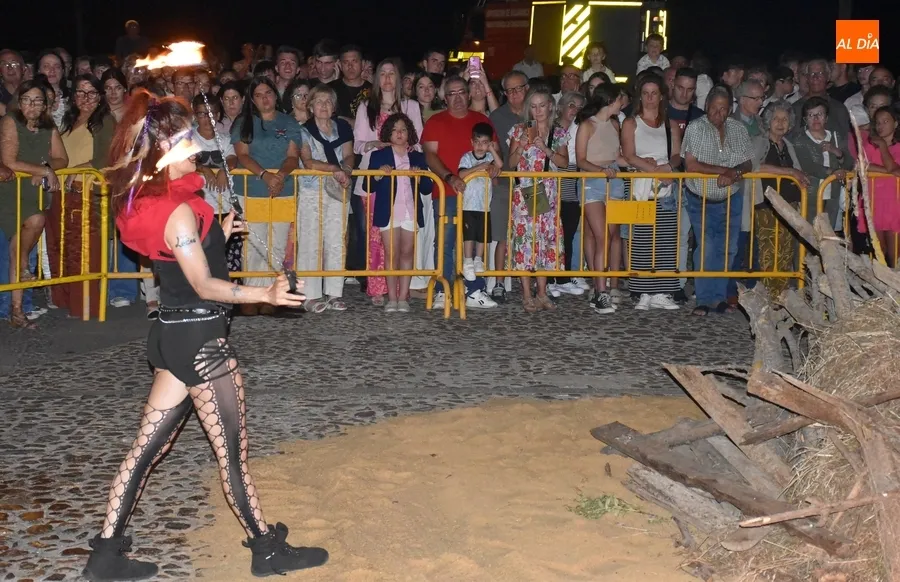 Foto 9 - Ciudad Rodrigo arroja sus deseos al fuego m&aacute;gico de San Juan como bienvenida al verano 2024