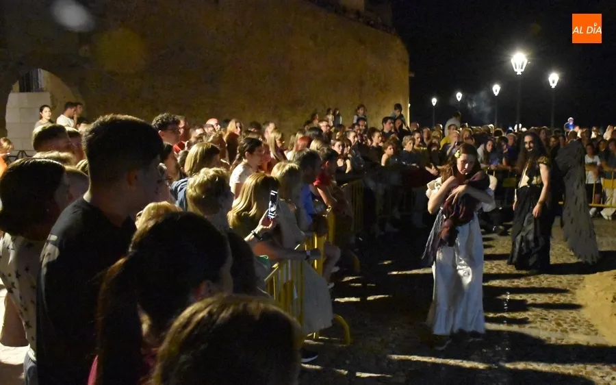 Foto 11 - Ciudad Rodrigo arroja sus deseos al fuego m&aacute;gico de San Juan como bienvenida al verano 2024