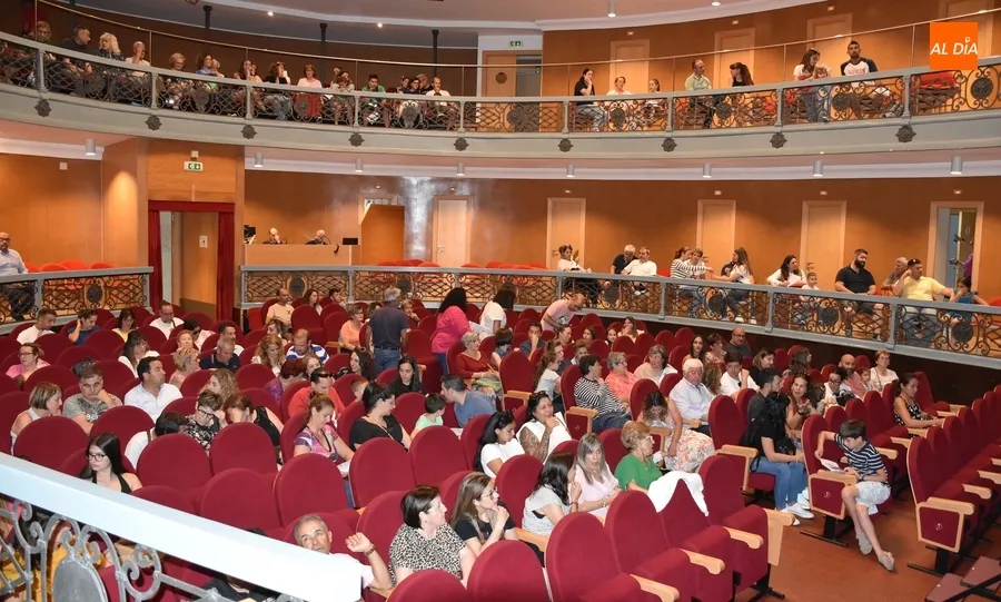 Foto 3 - Festiva sesi&oacute;n doble en el Teatro con los alumnos de M&uacute;sica y Movimiento y el Combo Musical