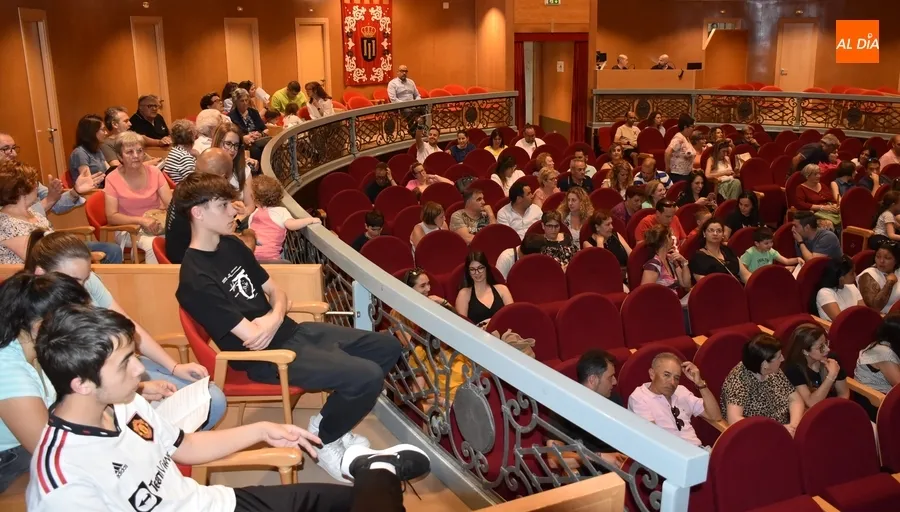 Foto 4 - Festiva sesi&oacute;n doble en el Teatro con los alumnos de M&uacute;sica y Movimiento y el Combo Musical
