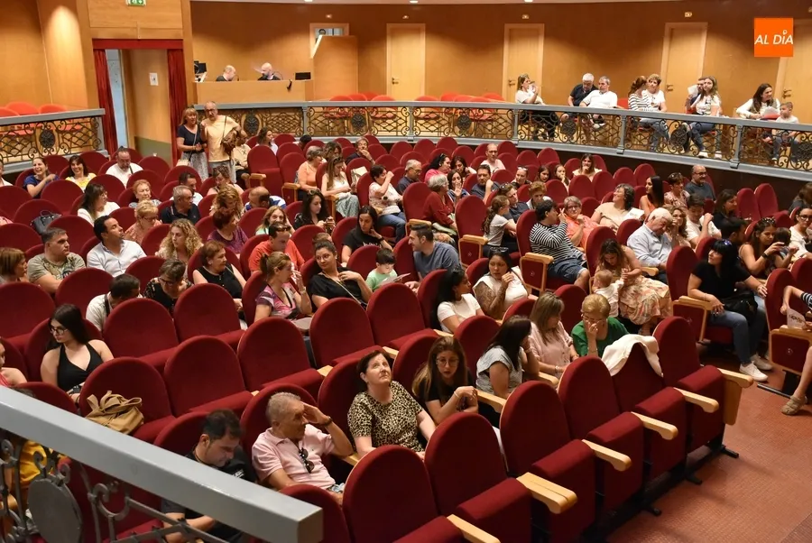 Foto 5 - Festiva sesi&oacute;n doble en el Teatro con los alumnos de M&uacute;sica y Movimiento y el Combo Musical