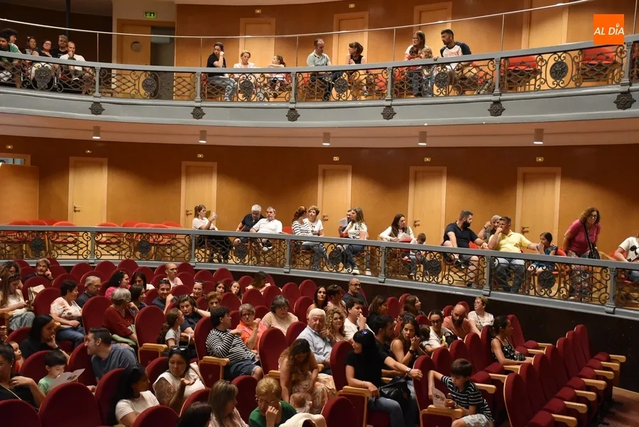 Foto 6 - Festiva sesi&oacute;n doble en el Teatro con los alumnos de M&uacute;sica y Movimiento y el Combo Musical