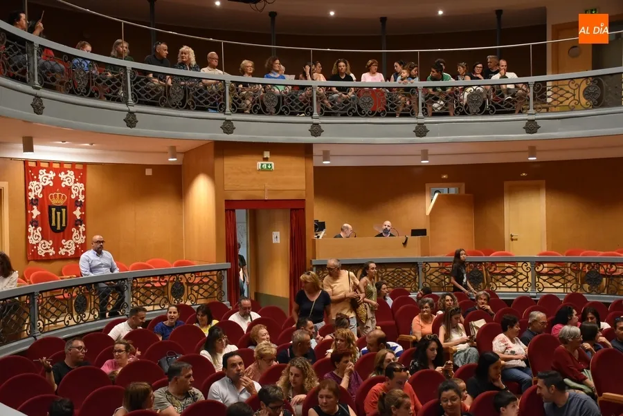 Foto 7 - Festiva sesi&oacute;n doble en el Teatro con los alumnos de M&uacute;sica y Movimiento y el Combo Musical