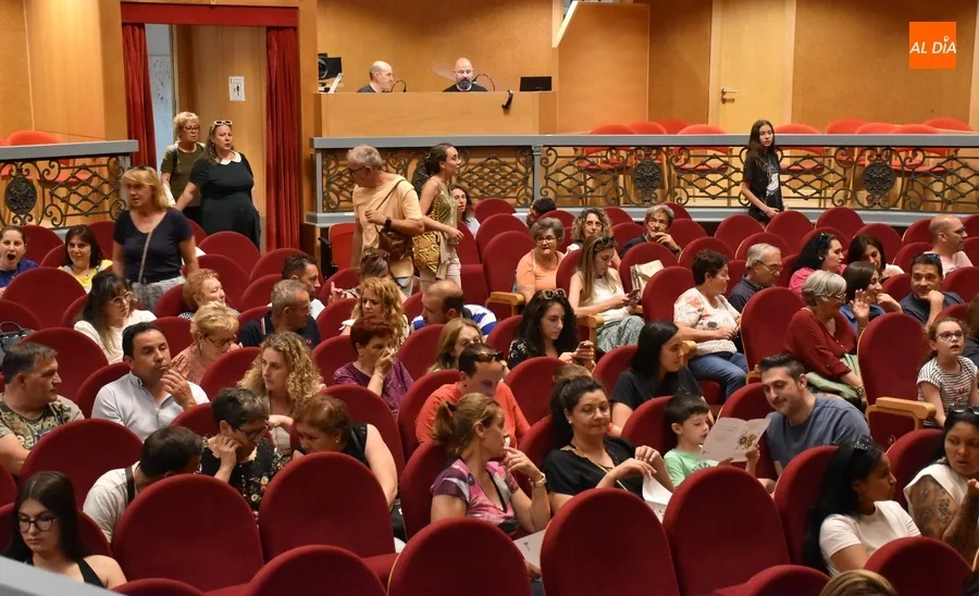 Foto 8 - Festiva sesi&oacute;n doble en el Teatro con los alumnos de M&uacute;sica y Movimiento y el Combo Musical