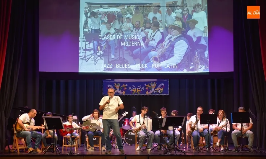 Foto 9 - Festiva sesi&oacute;n doble en el Teatro con los alumnos de M&uacute;sica y Movimiento y el Combo Musical