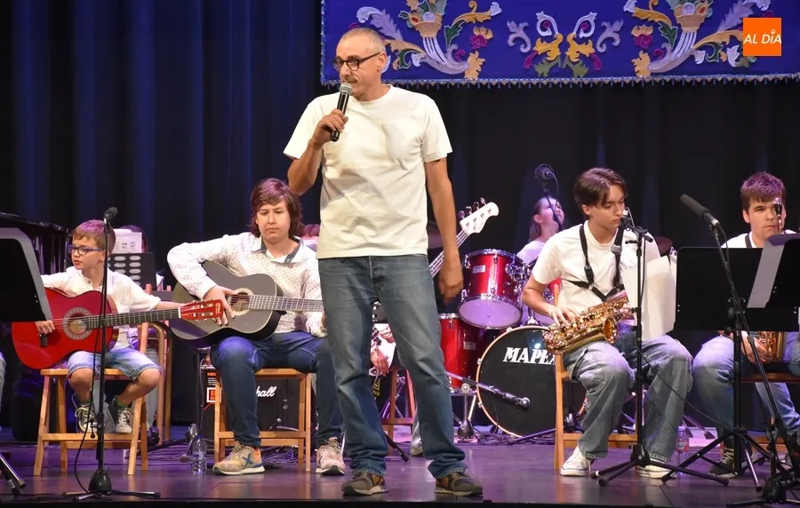 Foto 10 - Festiva sesi&oacute;n doble en el Teatro con los alumnos de M&uacute;sica y Movimiento y el Combo Musical